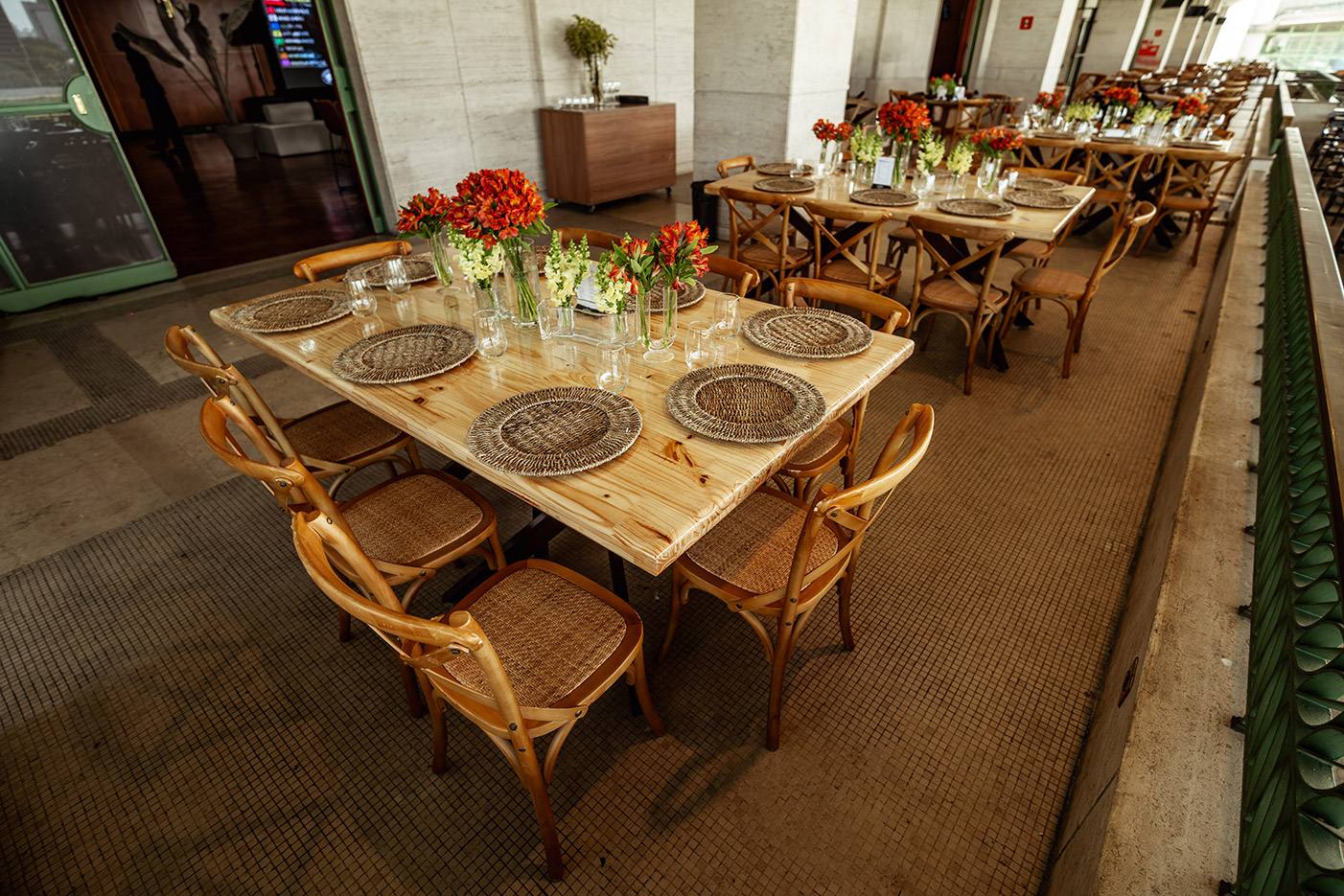 Terrace with round tables overlooking the racetrack